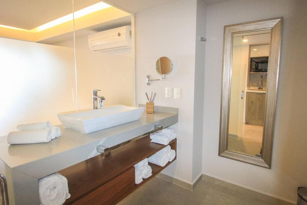 Harbor 7010 By Moikkarentals Beachfront 600Mb Wifi Puerto Vallarta Exterior photo